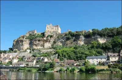 Son majestueux château domine la vallée de la Dordogne :