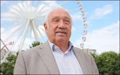 Quel homme est surnommé ''Roi des Forains'' ?