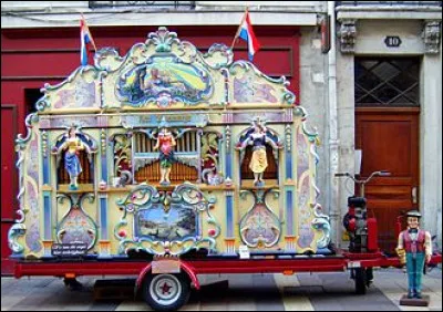 Comment s'appelle cet instrument typique des manèges forains ?