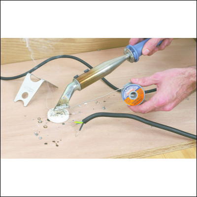 Pour étamer quel métal le fer à souder est-il principalement utilisé ?