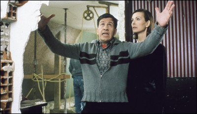 Dans le film ''Travaux, on sait quand ça commence...'', de quelle nationalité est l'architecte embauché par Carole Bouquet pour réaliser ses travaux ?