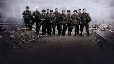 Quel acteur am&eacute;ricain a cr&eacute;&eacute; la s&eacute;rie ''Fr&egrave;res d'armes'' avec Steven Spielberg ?