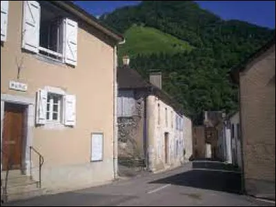 Nous sommes en Nouvelle-Aquitaine, à Escot. Village de l'arrondissement d'Oloron-Sainte-Marie, il se situe ...