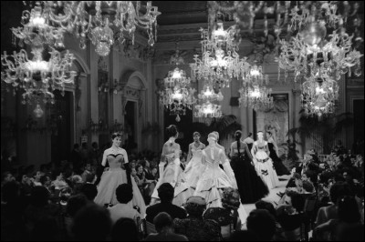 Qui invente les défilés de mode au début du XXe siècle ?