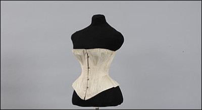Quelle décennie a vu disparaître le corset ?