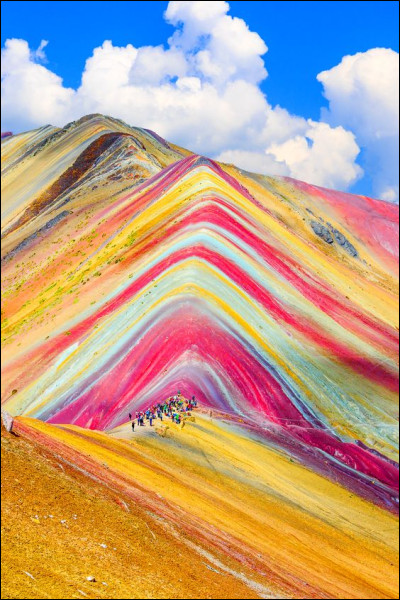 D'après son nom, combien de couleurs composent la montagne Vinicunca ?