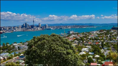 Où se situe la ville d'Auckland ?