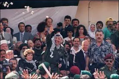 Quelle étape est franchie par Arafat en juillet 1994 dans son combat pour la cause palestinienne ?
