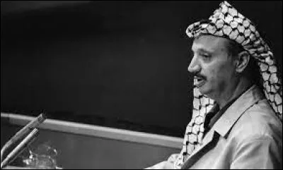 Le 13 novembre 1974, Yasser Arafat se prononce pour un État palestinien souverain et démocratique, dans lequel les Juifs seraient invités à vivre en harmonie avec les musulmans et les chrétiens ; il sagit de la toute première "offre de paix" présentée par l'OLP : devant quelle assemblée s'exprime-t-il ?