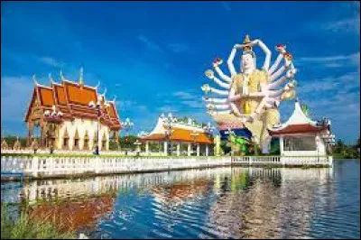 Quelle île la statue de Guan Yin domine-t-elle ?