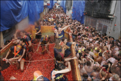 Dans quel pays est célébrée ''La Tomatina'' qui consiste en une bataille géante de lancer de tomates ?