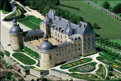 Ce village abrite un château entouré de magnifiques jardins :