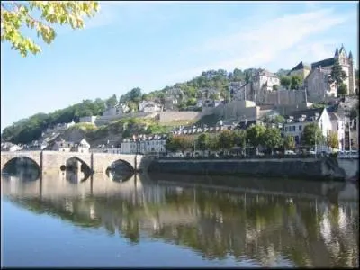 "Porte du Périgord", sur la Vézère, on y visite un pont du 12ème siècle et les Jardins de l'Imaginaire :
