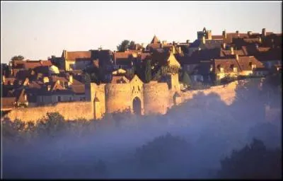 Au rebord d'une vertigineuse falaise, la bastide royale offre sur la vallée de la Dordogne un panorama exceptionnel :