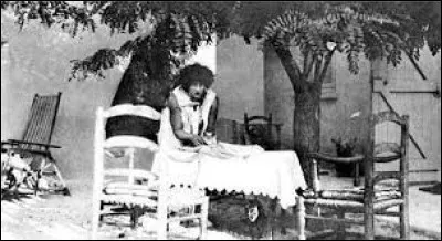 Comment s'appelle cette célèbre romancière française qui s'installa à Saint-Tropez ?