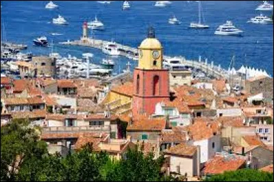 Combien y a-t-il environ d'habitants hors touristes à Saint-Tropez ?