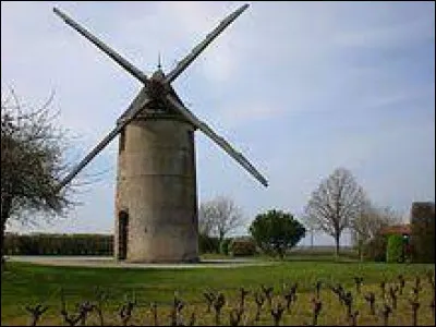 Voici le moulin Guillou, &agrave; Tilli&egrave;res. Ancienne commune de l'arrondissement de Cholet, elle se situe dans le d&eacute;partement ...