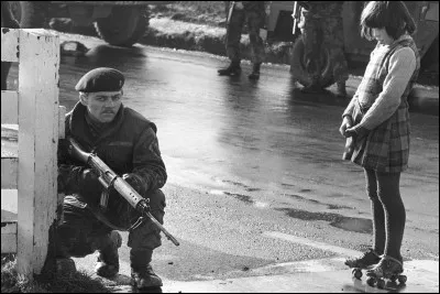 Quelle chanson de U2 évoque le conflit en Irlande du Nord  ?