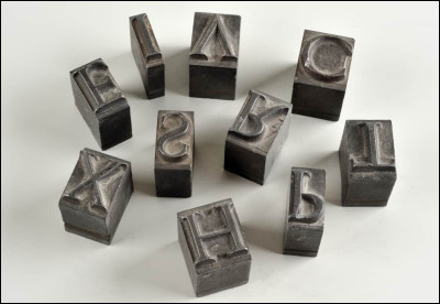 En plus de l'antimoine, avec quoi faut-il faire fusionner le plomb pour créer du plomb typographique ?