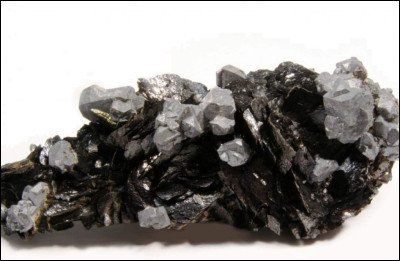 À l'état pur, de quelle couleur est le plomb ?