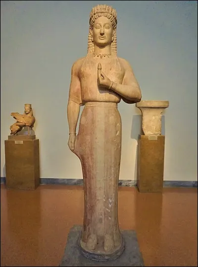En sculpture, comment appelle-t-on une statue représentant une jeune fille debout ?