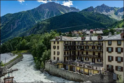 Ce cours d'eau alpin, long de 160 km, nait à la limite du massif du Mont-Blanc près de Courmayeur, coule vers l'est puis le sud-est, arrose Aoste et Ivrea et se jette dans le Pô : c'est la/le ...