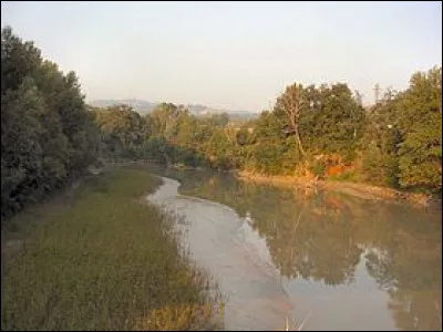 Ce fleuve, long de 211 km, prend sa source dans les Apennins, coule vers le nord, arrose Bologne puis coule vers l'est et rejoint l'Adriatique au nord de Ravenne : c'est la/le ...