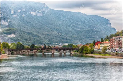 C'est, avec 313 km de long, le plus important affluent du Pô ; il prend sa source à 2 235 mètres daltitude dans les Alpes rhétiques, alimente le lac de Côme, arrose Lodi et rejoint le Pô près de Crémone : c'est l'/la/le ...