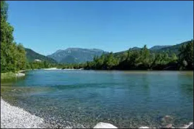 Ce fleuve, long de 230 km, coule en Vénétie ; il prend sa source dans les Dolomites à 2 037 m d'altitude et se jette dans la mer Adriatique au nord-est de Venise : c'est l'/la/le ...