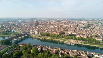 Ce cours d'eau, long de 248 km, naît en Suisse dans le massif du Saint-Gothard, traverse Bellinzona, alimente le lac Majeur et se jette dans le Pô après avoir traversé Pavie : c'est la/le ...
