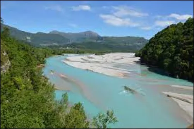 Long de 178 km, ce fleuve de Vénétie prend sa source à 1 195 m d'altitude, coule vers le sud et forme un delta qui s'avance dans l'Adriatique : c'est la/le ...