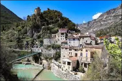 Petit village de l'arrondissement de Grasse, peuplé de 64 habitants, La Roque-en-Provence se situe dans le département ...