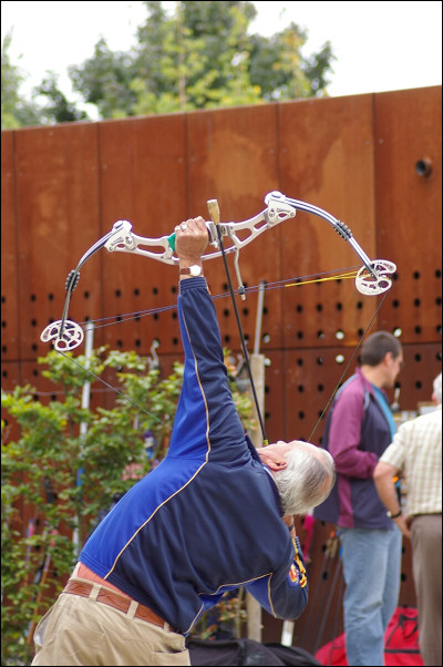 Comment appelle-t-on également le tir à l'oiseau ?