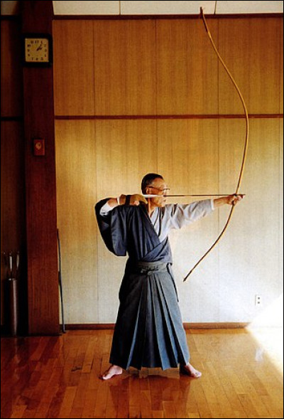 Comment appelle-t-on l'art martial japonais issu du tir à l'arc guerrier ?
