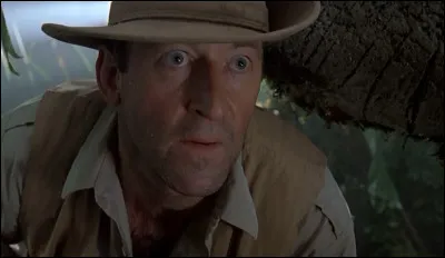 Quelle est l'arme utilisée par Robert Muldoon pour tuer les raptors ?