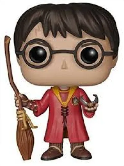 Harry est un joueur de quidditch hors-pair. Au cours de sa scolarité, il a joué dans l'équipe de Gryffondor comme attrapeur. 
Combien de capitaines a-t-il connus ?