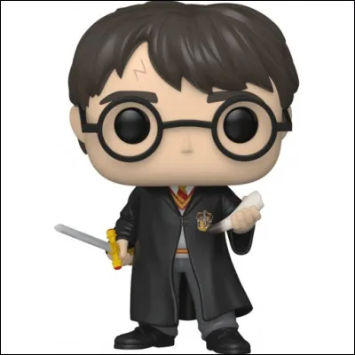 Quels sont les deux objets qu'il tient dans sa main ?