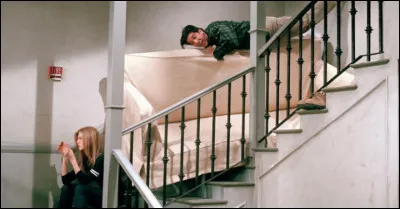 Il a aidé Ross à porter son canapé.