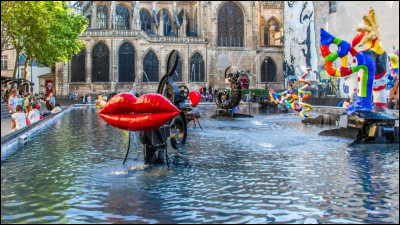 Quel nom porte la fontaine qui se trouve sur la place Georges-Pompidou ?