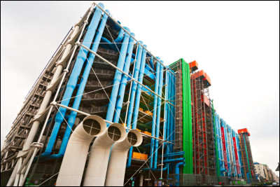 De quelle couleur sont les tuyaux servant à la circulation de l'eau que l'on peut voir sur la façade du centre Pompidou ?