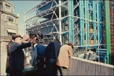 Quel r&eacute;alisateur italien a r&eacute;alis&eacute; un documentaire ''Beaubourg, centre d'art et de culture'' en 1977 ?