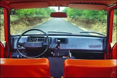 Quelle voiture populaire offrait en 1973 cet intérieur ?