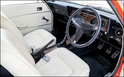 Quel est cet intérieur d'auto sportive des années 70 ?