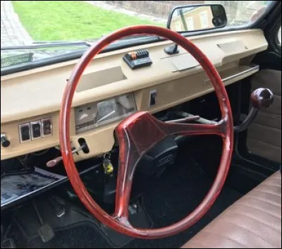 Quel est cet intérieur d'auto bien connu dans les années 70 ?