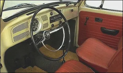 Voici l'intérieur d'une voiture des années 70 mondialement connue. Laquelle est-ce ?