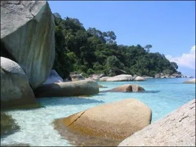 Quelle le ne fait pas entirement partie du territoire de l'Indonsie ?