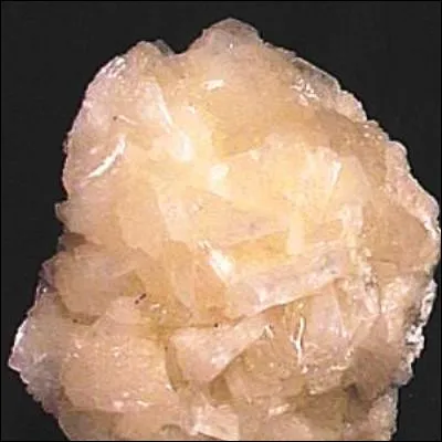 Quel compos&eacute; inorganique aux propri&eacute;t&eacute;s antiacides est appel&eacute; nahcolite quand il est sous forme min&eacute;rale naturelle ?