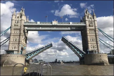 La Tamise est un fleuve coulant...