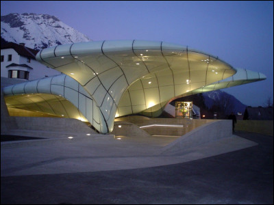 Dans quel pays peut-on admirer la gare d'Hungerburgbahn ?