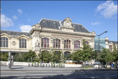 Quelle gare parisienne tient son nom d'une bataille napoléonienne ?